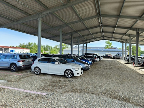 schwarz-parker-muenchen-parkplatz-carport